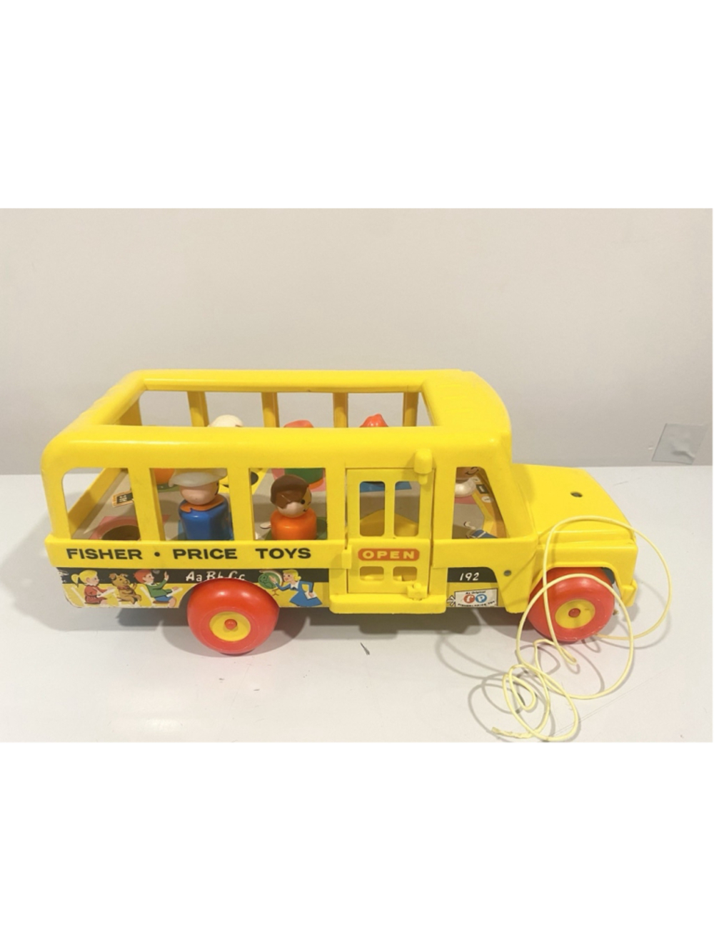 Vintage 1965 Fisher Price Little People School Bus #192 Pull Toy + 6 Figures
